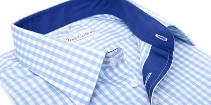 Lieferservice - Zahlungsmöglichkeiten: auf Rechnung - Blau-Weiß kariertes Maßhemd mit dunkelblauem Kontrast - Fine Cotton Company