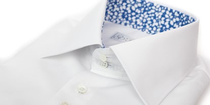 Lieferservice - Zahlungsmöglichkeiten: auf Rechnung - Weißes Maßhemd mit besonderen blauen Blumenmustern im Kragen - Fine Cotton Company